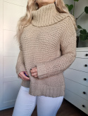 Beżowy sweter z golem oversize