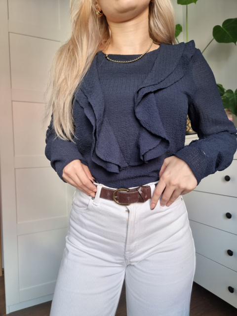 Elegancka granatowa bluzka z falbanką na biuście Elegancka granatowa bluzka z falbanką na biuście