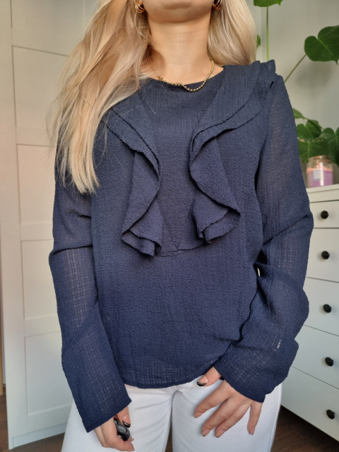 Elegancka granatowa bluzka z falbanką na biuście Elegancka granatowa bluzka z falbanką na biuście