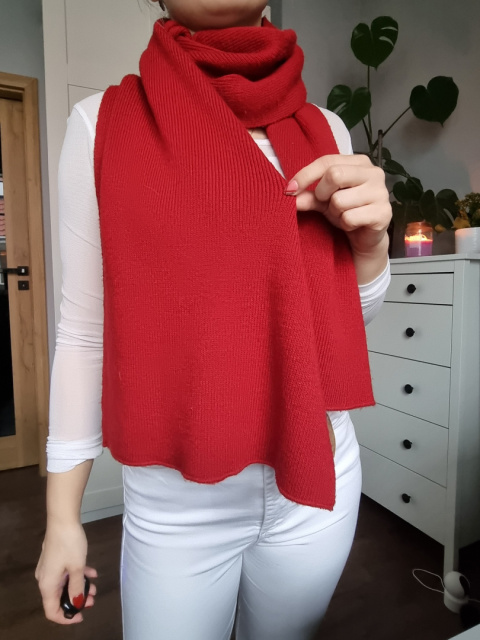 Szal w kolorze głębokiej czerwieni Szal w kolorze głębokiej czerwieni