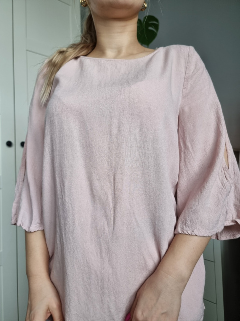 Světle růžová viskózová halenka s rozparkem na změnu • r. M Světle růžová viskózová halenka s rozparkem na změnu • r. M