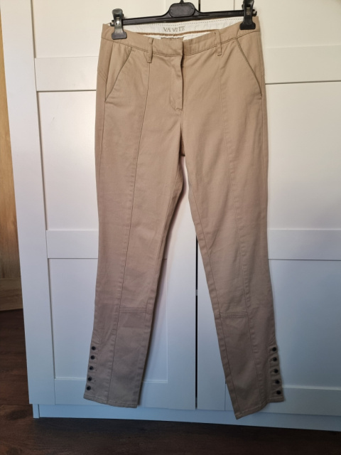 Beige cotton trousers with buttons on the calves