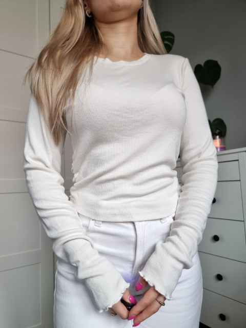 Krémová halenka s volánky na boku Krémová halenka s volánky na boku