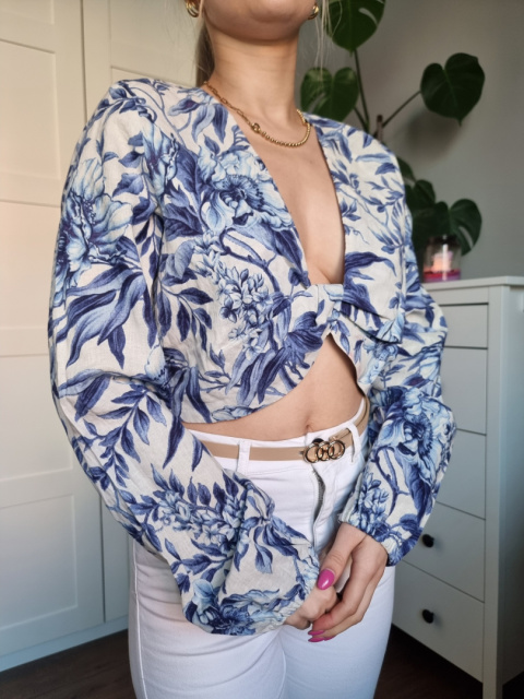 White and blue blouse 52% linen White and blue blouse 52% linen