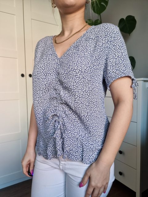 Blue blouse with ruffles with small flowers, size L Blue blouse with ruffles with small flowers, size L