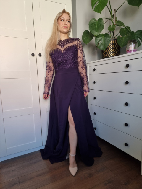 Fioletowa suknia balowa z koronką i rozcięciem Fioletowa suknia balowa z koronką i rozcięciem