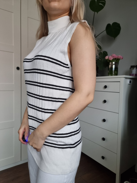 Elegant classic sleeveless turtleneck with stripes, size 42 Elegant classic sleeveless turtleneck with stripes, size 42