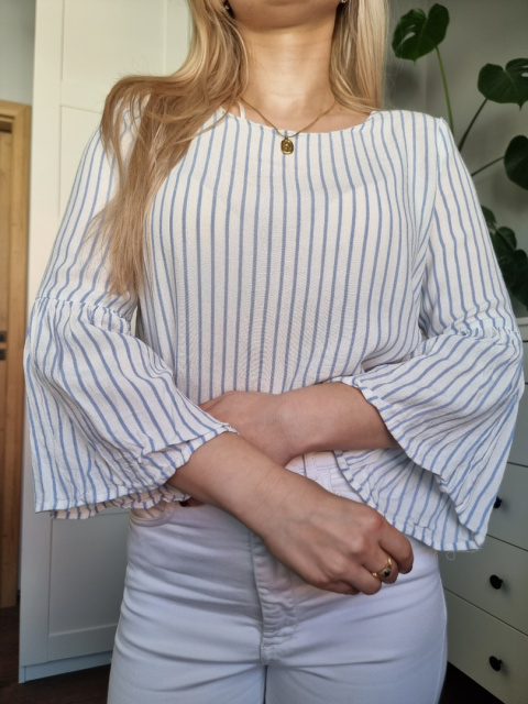 Biała bluzka w niebieskie paski, falbana na rękawach, wiskoza, r. S Biała bluzka w niebieskie paski, falbana na rękawach, wiskoza, r. S