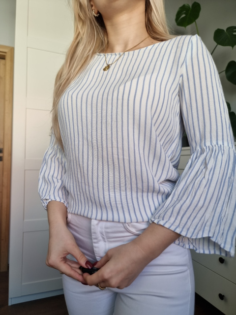 Biała bluzka w niebieskie paski, falbana na rękawach, wiskoza, r. S Biała bluzka w niebieskie paski, falbana na rękawach, wiskoza, r. S