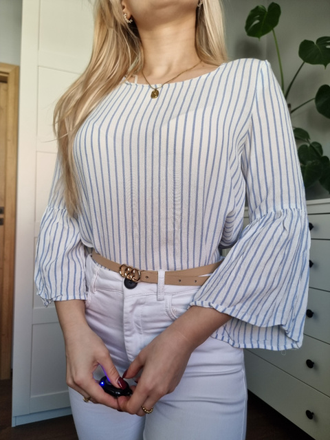 Biała bluzka w niebieskie paski, falbana na rękawach, wiskoza, r. S Biała bluzka w niebieskie paski, falbana na rękawach, wiskoza, r. S
