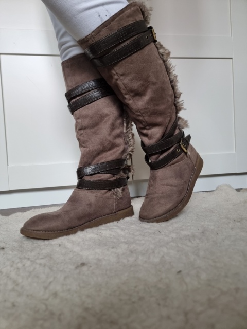 Kožešinové kozačky Guess, vel. 38 Kožešinové kozačky Guess, vel. 38