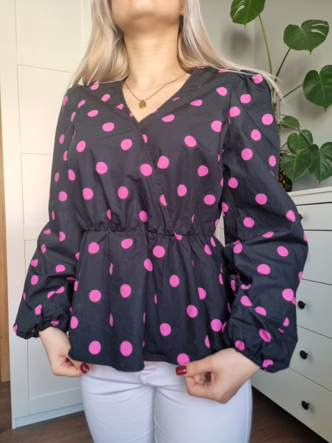Beautiful shirt with a tab, black pink with polka dots, puffs, r. S Beautiful shirt with a tab, black pink with polka dots, puffs, r. S