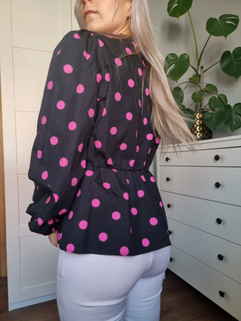 Beautiful shirt with a tab, black pink with polka dots, puffs, r. S Beautiful shirt with a tab, black pink with polka dots, puffs, r. S