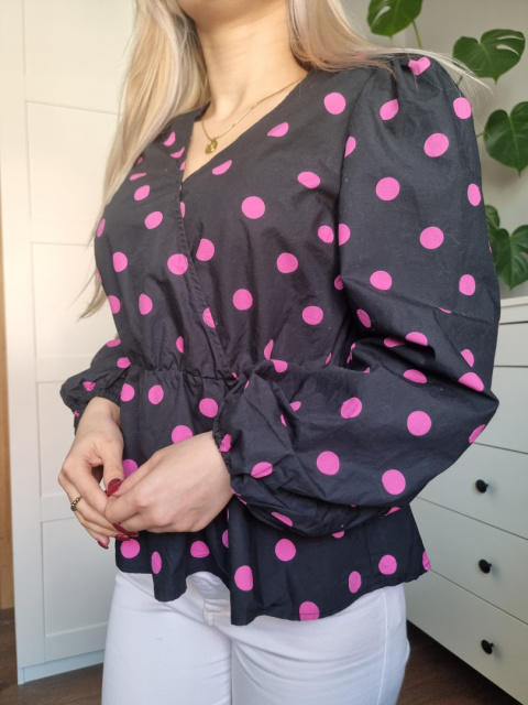 Beautiful shirt with a tab, black pink with polka dots, puffs, r. S Beautiful shirt with a tab, black pink with polka dots, puffs, r. S