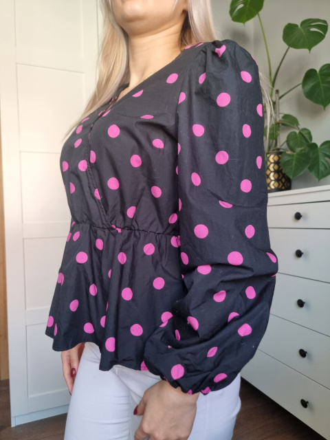 Beautiful shirt with a tab, black pink with polka dots, puffs, r. S Beautiful shirt with a tab, black pink with polka dots, puffs, r. S