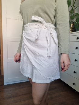 Sněhově bílá plisovaná sukně, zavázaná, krátká, velikost M