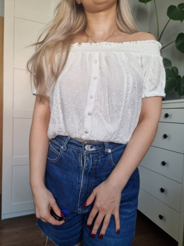 Romantická halenka plumeti odhalená, bílá viskózová plena r. M