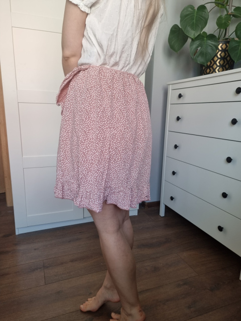 Cute woman skirt with flowers, salmon, viscose 100% Cute woman skirt with flowers, salmon, viscose 100%