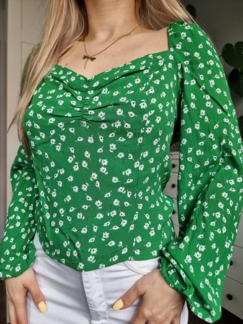 Green blouse with puff sleeves and floral pattern, size L, viscose Green blouse with puff sleeves and floral pattern, size L, viscose