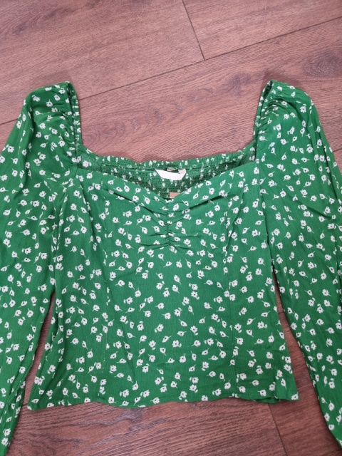 Green blouse with puff sleeves and floral pattern, size L, viscose Green blouse with puff sleeves and floral pattern, size L, viscose