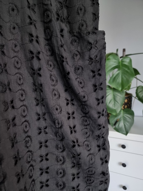 Czarna haftowana sukienka z kieszeniami, r. M Czarna haftowana sukienka z kieszeniami, r. M
