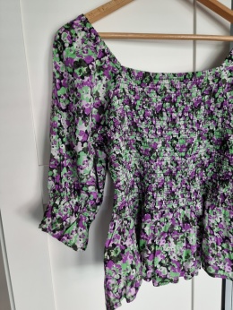 Viscose blouse with delicate floral pattern in purple and green, puff sleeves, elastic cuffs, square neckline, size M