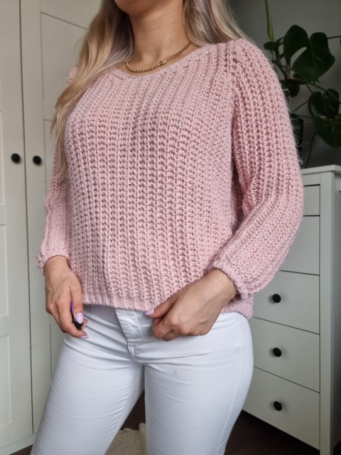 Rożowy sweter z moherem i wełną, złota nitka