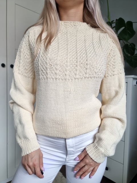 Kremowy sweter z dzierganiem hand made